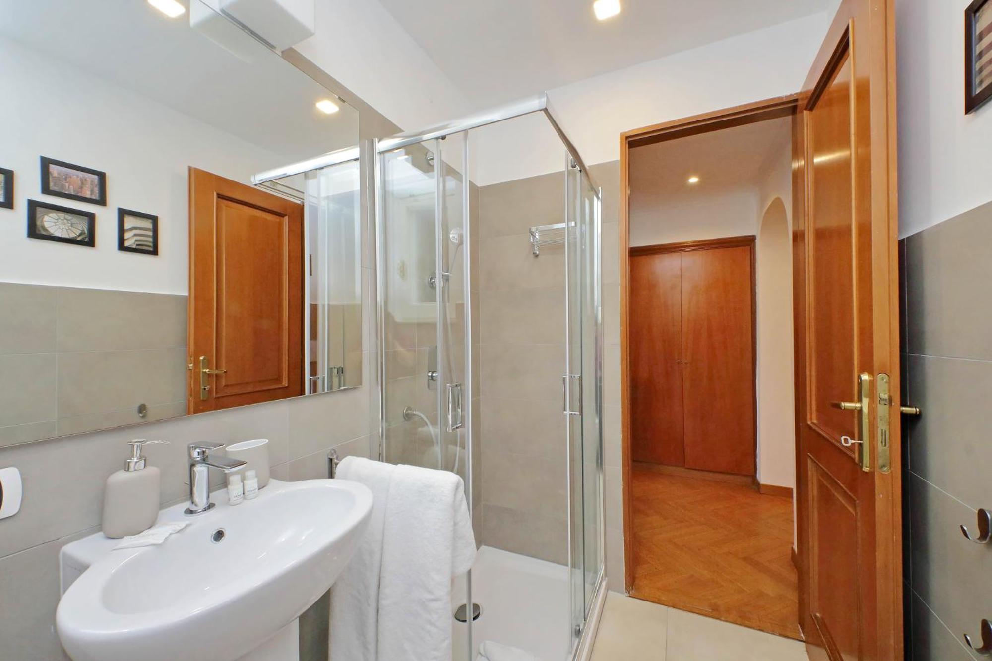 Ych-comfortable 2 Bedrooms Flat Near Colosseum Apartment Rom
