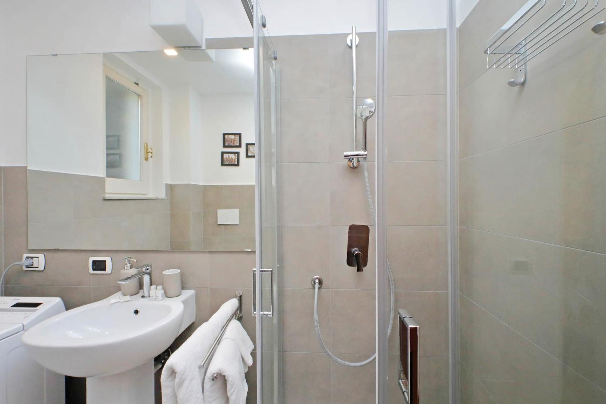 Ych-comfortable 2 Bedrooms Flat Near Colosseum * Rom